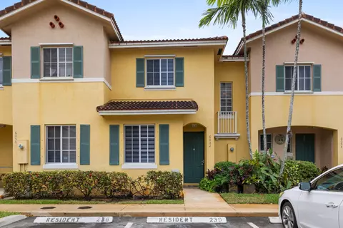 6052 SW 19th St, North Lauderdale, FL 33068
