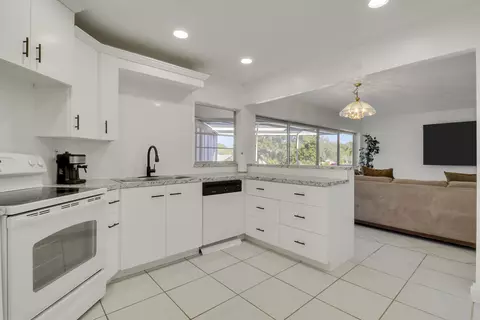 7 Greenway Vlg N #202, Royal Palm Beach, FL 33411