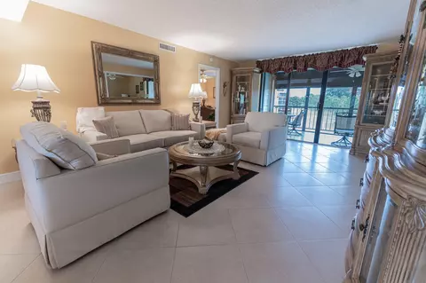 5390 Woodland Lakes Dr #201, Palm Beach Gardens, FL 33418