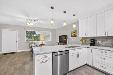 Kitchen - 2248 NE 37th St, Lighthouse Point, FL 33064 photo 6 of 8