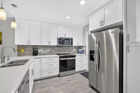 Kitchen - 2248 NE 37th St, Lighthouse Point, FL 33064 photo 3 of 8