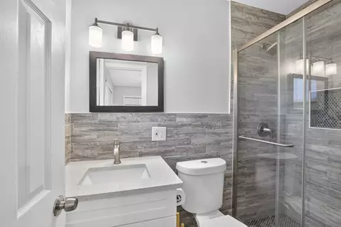 Bath - 2248 NE 37th St, Lighthouse Point, FL 33064 photo 2 of 4