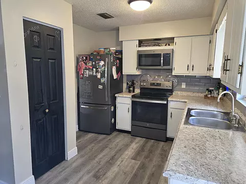 Kitchen - 211 NE 3rd Ter, Williston, FL 32696 photo 3 of 4