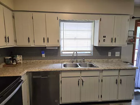 Kitchen - 211 NE 3rd Ter, Williston, FL 32696 photo 1 of 4
