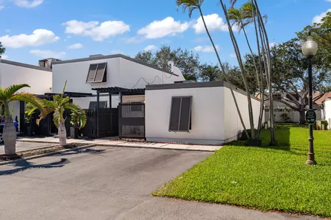 1340 E Golfview Dr, Pembroke Pines, FL 33026