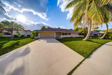 301 Knotty Wood Ln, Wellington, FL 33414