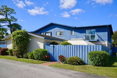 4581 Holly Lake Dr, Lake Worth, FL 33463