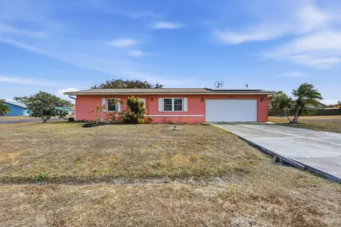 572 SE Fallon Dr, Port Saint Lucie, FL 34983
