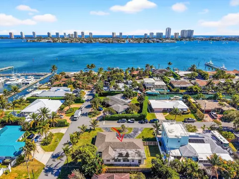 3651 Palm Dr, Riviera Beach, FL 33404