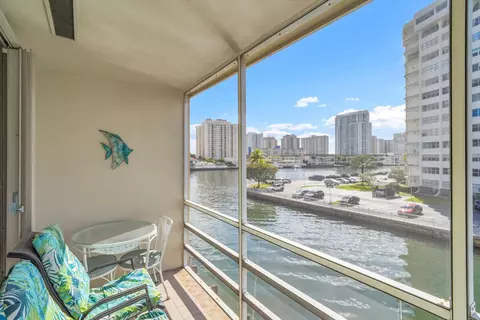2600 Diana Dr #301, Hallandale Beach, FL 33009