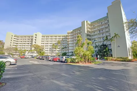 2334 S Cypress Bend Dr #907, Pompano Beach, FL 33069