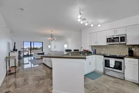 2334 S Cypress Bend Dr #907, Pompano Beach, FL 33069