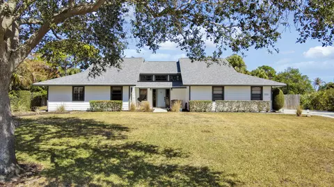 899 NE Juniper Pl, Jensen Beach, FL 34957