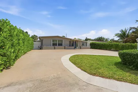924 Sarazen Dr, West Palm Beach, FL 33413