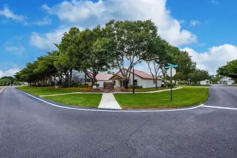 1975 Oak Berry Cir, Wellington, FL 33414