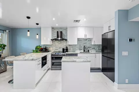 100 Bravado Ln #2, Palm Beach Shores, FL 33404