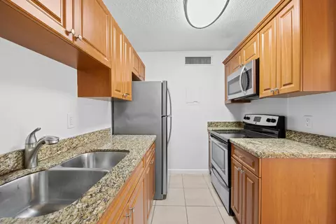 639 Executive Center Dr #O-105, West Palm Beach, FL 33401