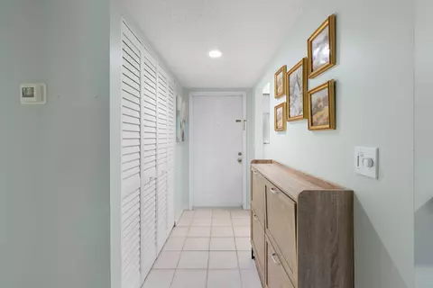 Entry Way - 1270 SE Parkview Pl #B5, Stuart, FL 34994 photo 1 of 2