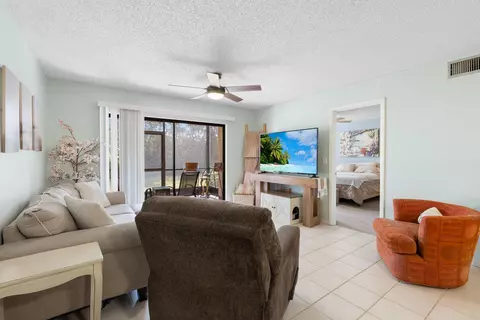 Living - 1270 SE Parkview Pl #B5, Stuart, FL 34994 photo 1 of 3
