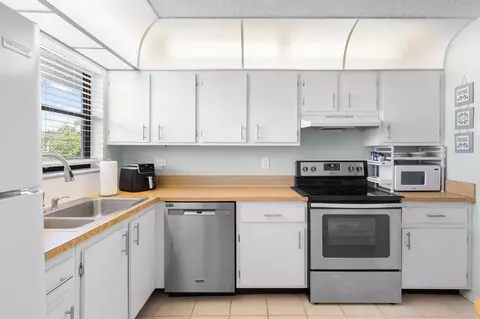 Kitchen - 1270 SE Parkview Pl #B5, Stuart, FL 34994 photo 2 of 3