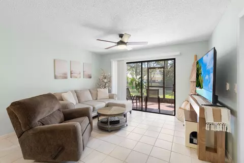 Living - 1270 SE Parkview Pl #B5, Stuart, FL 34994 photo 2 of 3