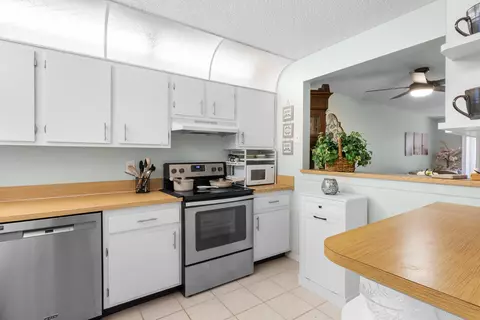 Kitchen - 1270 SE Parkview Pl #B5, Stuart, FL 34994 photo 1 of 3