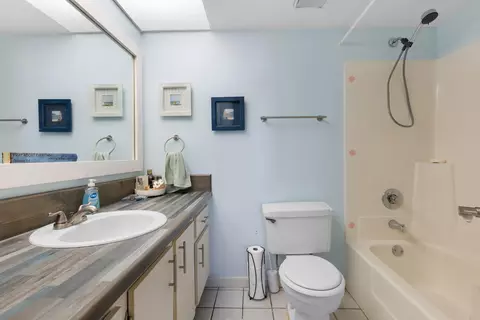 Bath - 1270 SE Parkview Pl #B5, Stuart, FL 34994 photo 3 of 5