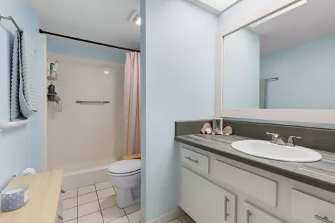 Bath - 1270 SE Parkview Pl #B5, Stuart, FL 34994 photo 4 of 5
