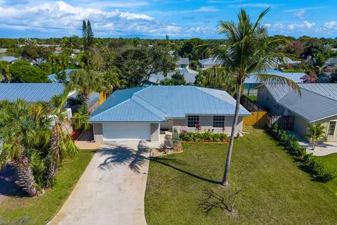 8993 SE Sandridge Ave, Hobe Sound, FL 33455