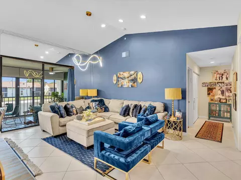 10215 N Circle Lake Dr #201, Boynton Beach, FL 33437