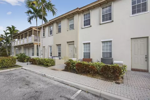 2520 NW 4th St, Boynton Beach, FL 33426