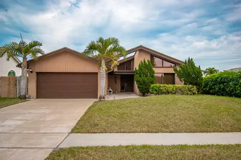 21566 Arbor Way, Boca Raton, FL 33433