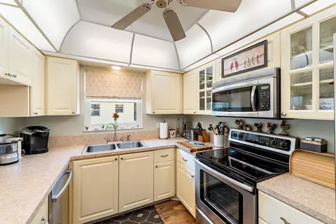 Kitchen - 2950 SE Ocean Blvd #135-8, Stuart, FL 34996 photo 2 of 3