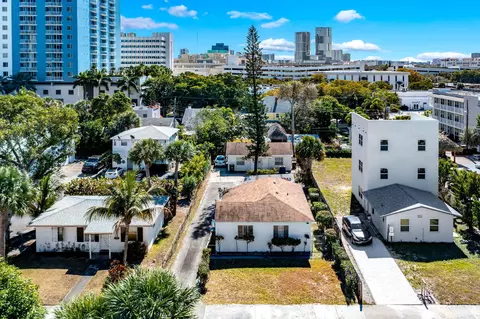 318 N Lakeside Ct, West Palm Beach, FL 33407