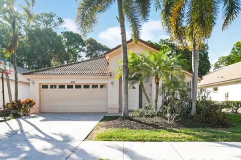 409 Woodview Cir, Palm Beach Gardens, FL 33418