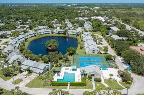 933 NE Sandalwood Pl, Jensen Beach, FL 34957