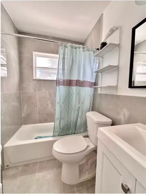 Bath - 4472 SE Alden Ave, Stuart, FL 34997 photo 3 of 5