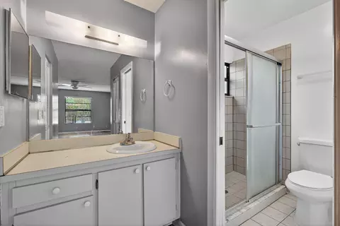 Bath - 707 Stonewood Ct #19C, Jupiter, FL 33458 photo 2 of 4