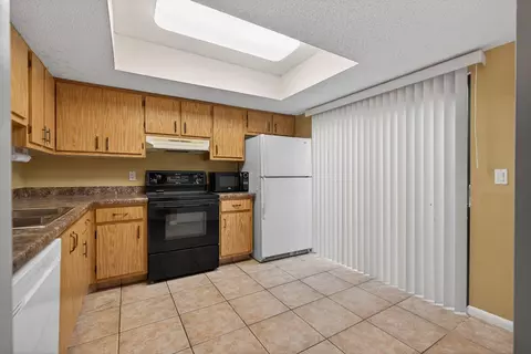 Kitchen - 707 Stonewood Ct #19C, Jupiter, FL 33458 photo 2 of 3