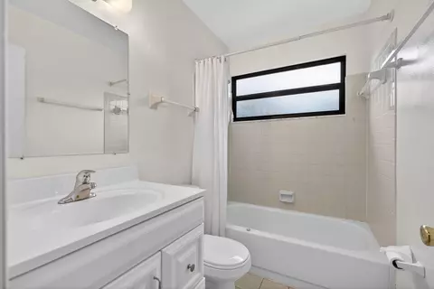 Bath - 707 Stonewood Ct #19C, Jupiter, FL 33458 photo 1 of 4