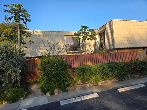 1700 Embassy Dr #512, West Palm Beach, FL 33401