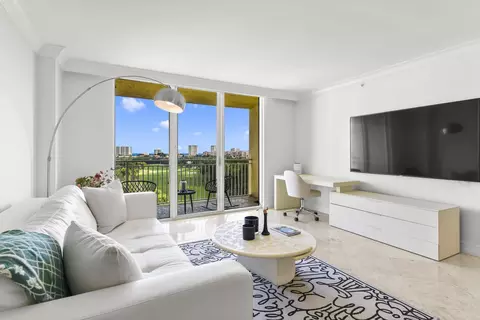 99 SE Mizner Blvd #813, Boca Raton, FL 33432