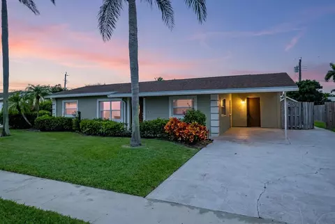425 Palo Alto Dr, Palm Springs, FL 33461