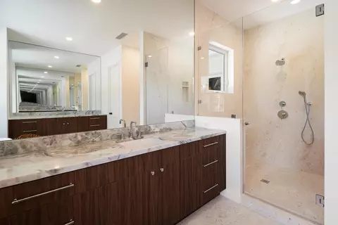 Bath - 6371 SW 87th Ter, Pinecrest, FL 33156 photo 1 of 2