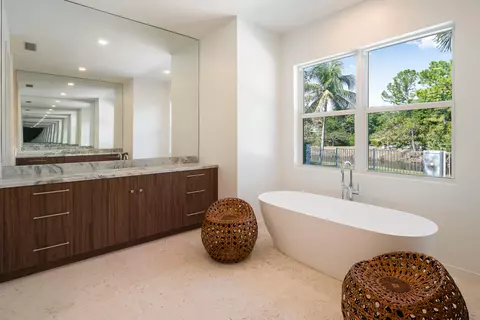 Bath - 6371 SW 87th Ter, Pinecrest, FL 33156 photo 2 of 2