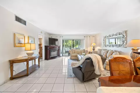4000 NW 44th Ave #315, Lauderdale Lakes, FL 33319
