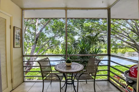 203 Oxford 100, West Palm Beach, FL 33417