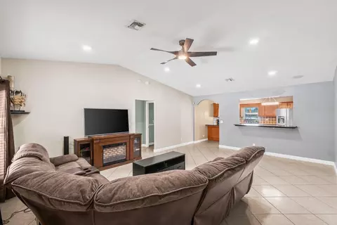 5734 Lincoln Cir E, Greenacres, FL 33463