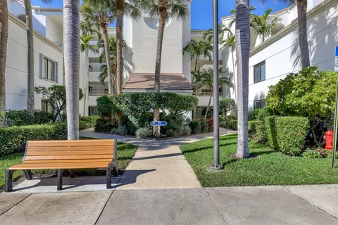945 Oak Harbour Dr #945, Juno Beach, FL 33408