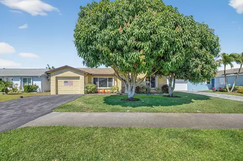 7352 Pine Forest Cir, Lake Worth, FL 33467